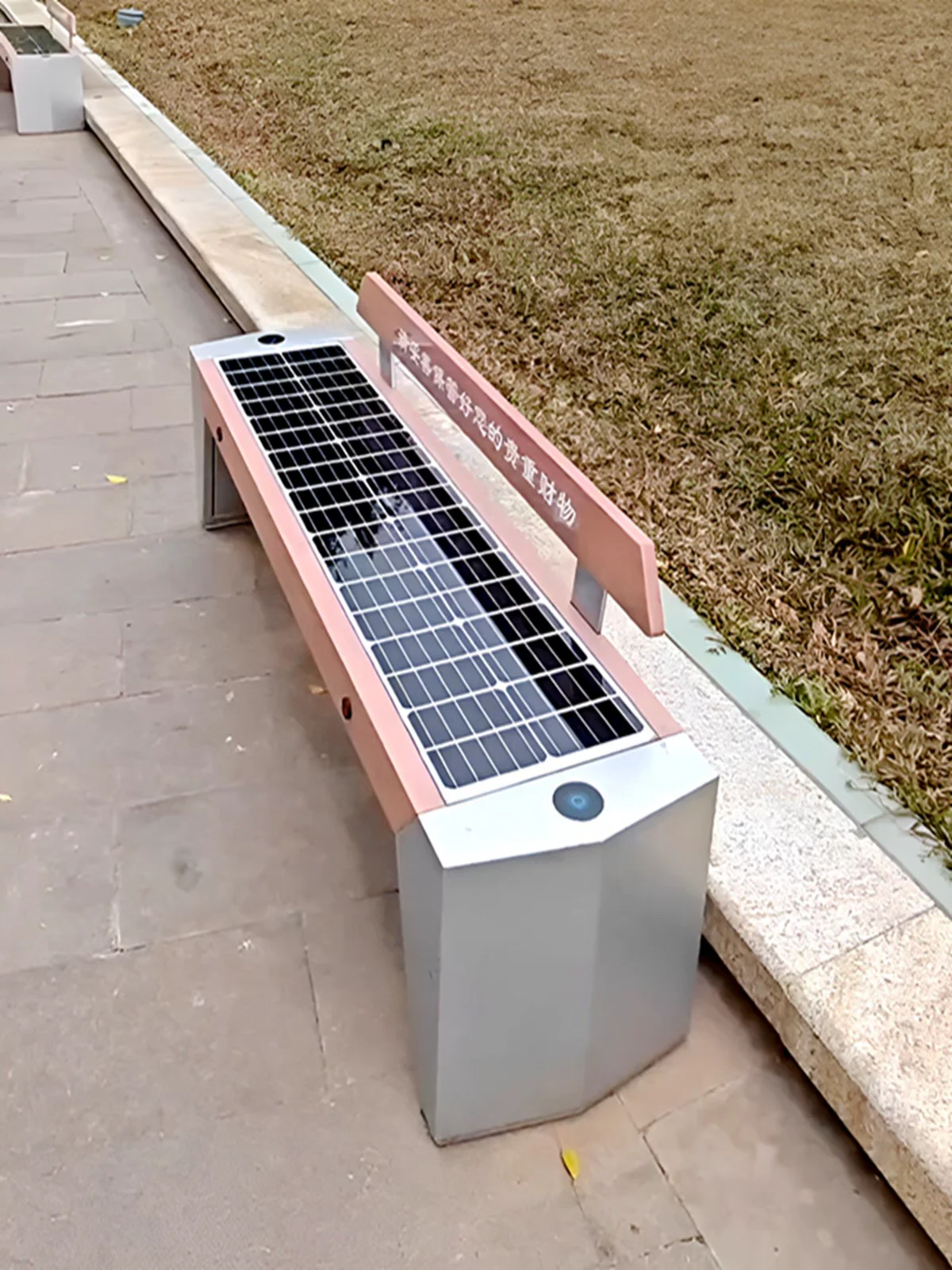 シンプルなデザインのスマートソーラーガーデンベンチ、ワイヤレ - Smart Garden Design のレビューと価格